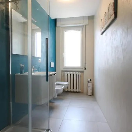 Semesterbostad Cozy Modern Apt W Free Parking Bbq & Fully Equipped Como