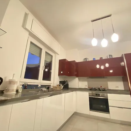 Semesterbostad Cozy Modern Apt W Free Parking Bbq & Fully Equipped Como