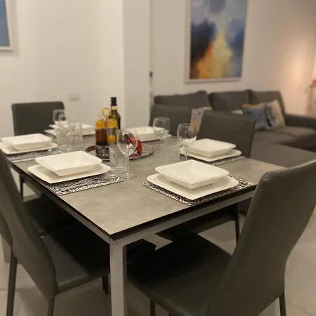 Cozy Modern Apt W Free Parking Bbq & Fully Equipped 코모